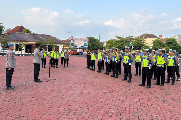 Lancarkan Aktivitas warga, Polres Jepara&nbsp;bersama jajaran Polsek ditingkat kecamatan disebar diberbagai titik maupun penggal jalan (beat) secara rutin untuk melaksanakan Gatur Pagi.