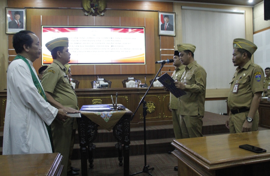 FRESH: Bupati Jepara Witiarso Utomo langsung pengambilan sumpah jabatan dalam pelantikan pejabat di lingkungan Pemda Jepara, Senin (22/9).