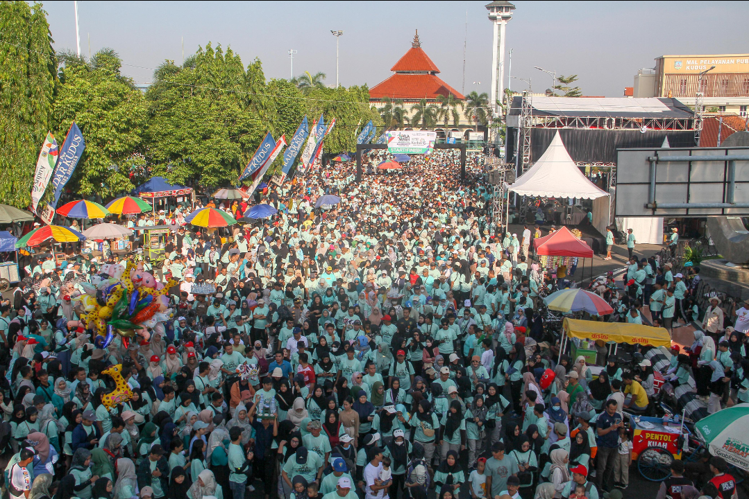 TUMPAH RUAH: 10 ribu warga memadati Alun-Alun Simpang Tujuh Kudus, Minggu (21/9). (GALIH ERLAMBANG W/RADAR KUDUS)