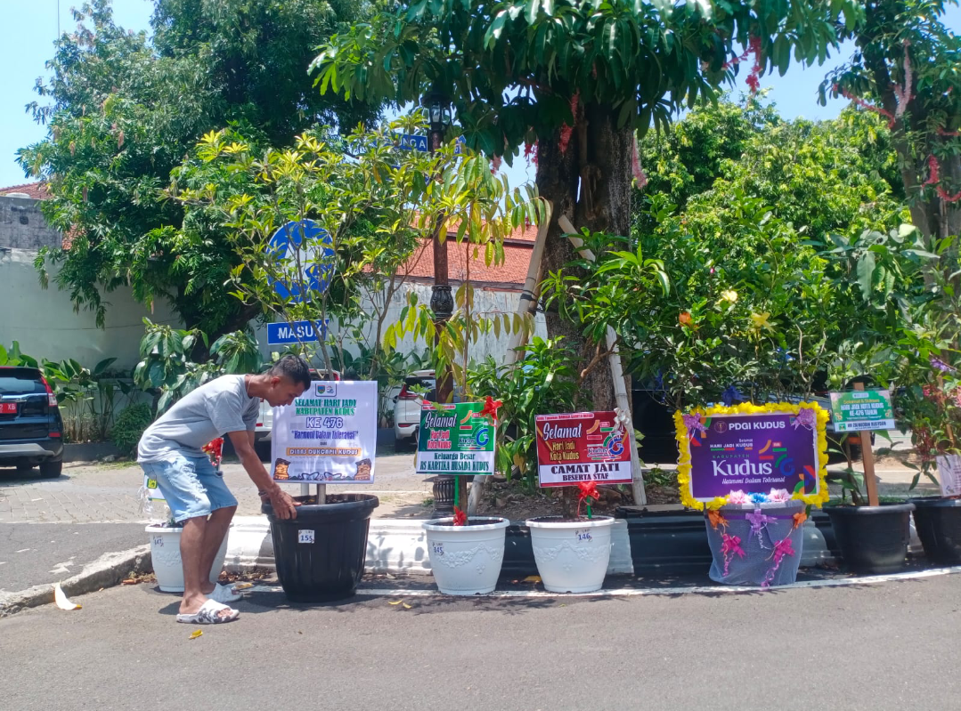 UCAPAN HUT: Petugas pengirim tanaman sedang memindahkan tanaman dari pengirim ke Pendapa Kabupaten Kudus, Senin (22/9). (ANDIKA TRISNA SAPUTRA/RADAR KUDUS)
