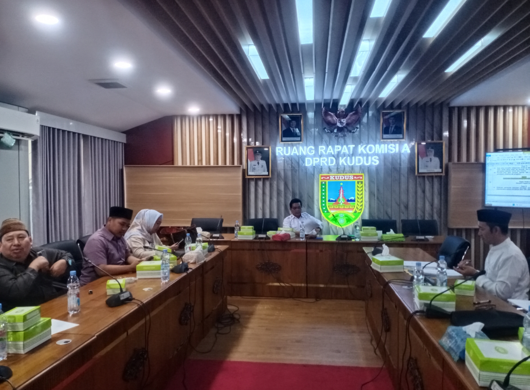RAPAT: Anggota Pansus I sedang berdiskusi terkait raperda Bumdes, Senin (22/9). (ANDIKA TRISNA SAPUTRA/RADAR KUDUS)