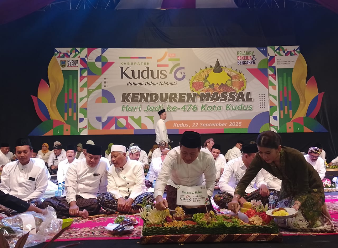 SIMBOLIS: Bupati dan Wabup Kudus memotong tumpeng di panggung Kenduren Massal, malam ini. (ANDIKA TRISNA SAPUTRA/RADAR KUDUS)