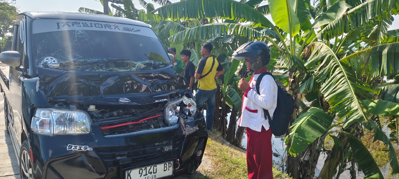 PENYOK &ndash; Sebuah mobil terlihat penyok bagia depan kiri karena mengalama laka beruntun di Jalan Purwodadi &ndash; Semarang, Senin (22/9).