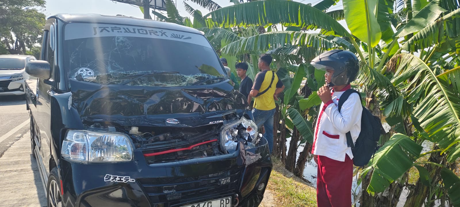 RINGSEK &ndash; Kondisi mobil pick up ringsek bagian depan setelah laka beruntun di Jalan Purwodadi &ndash; Semarang.
