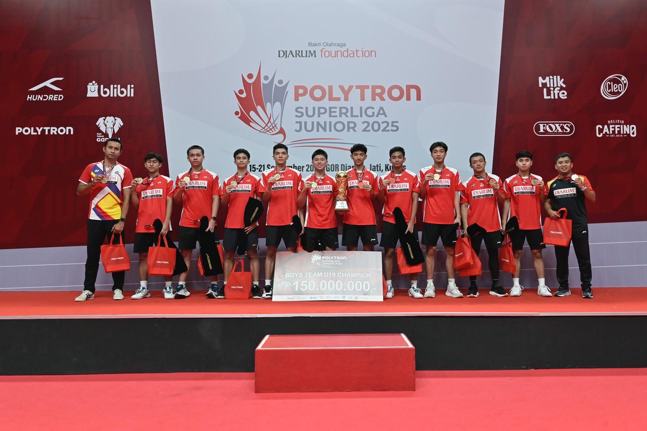 PERTAHANKAN: Tim U-19 Putra PB Djarum menjadi juara dan merengkuh piala bergilir Liem Swie King pada perhelatan Polytron Superliga Junior 2025 di GOR Djarum, Minggu (21/9)