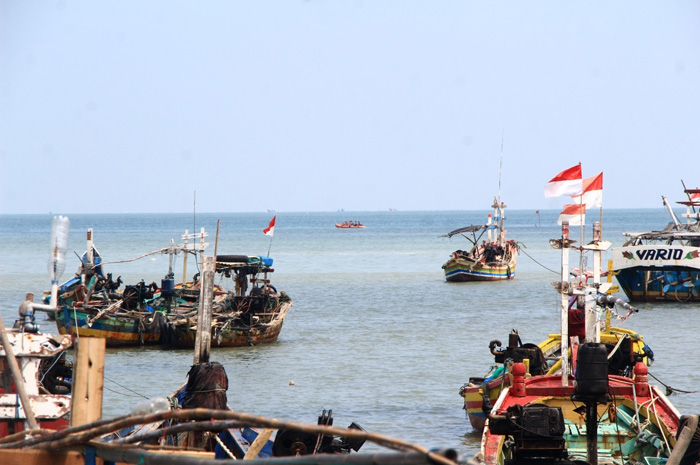 PENYISIRAN: Petugas melakukan penyisiran pemancing tenggelam di sekitar dermaga PLTU Rembang daerah Leran, Sluke, Senin (22/9).