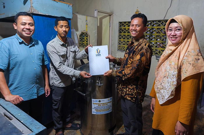 SERAH TERIMA: Tim PKM UMKM memberikan bantuan pada pelaku usaha ikan Bandeng Presto Sami Rasa Kudus.