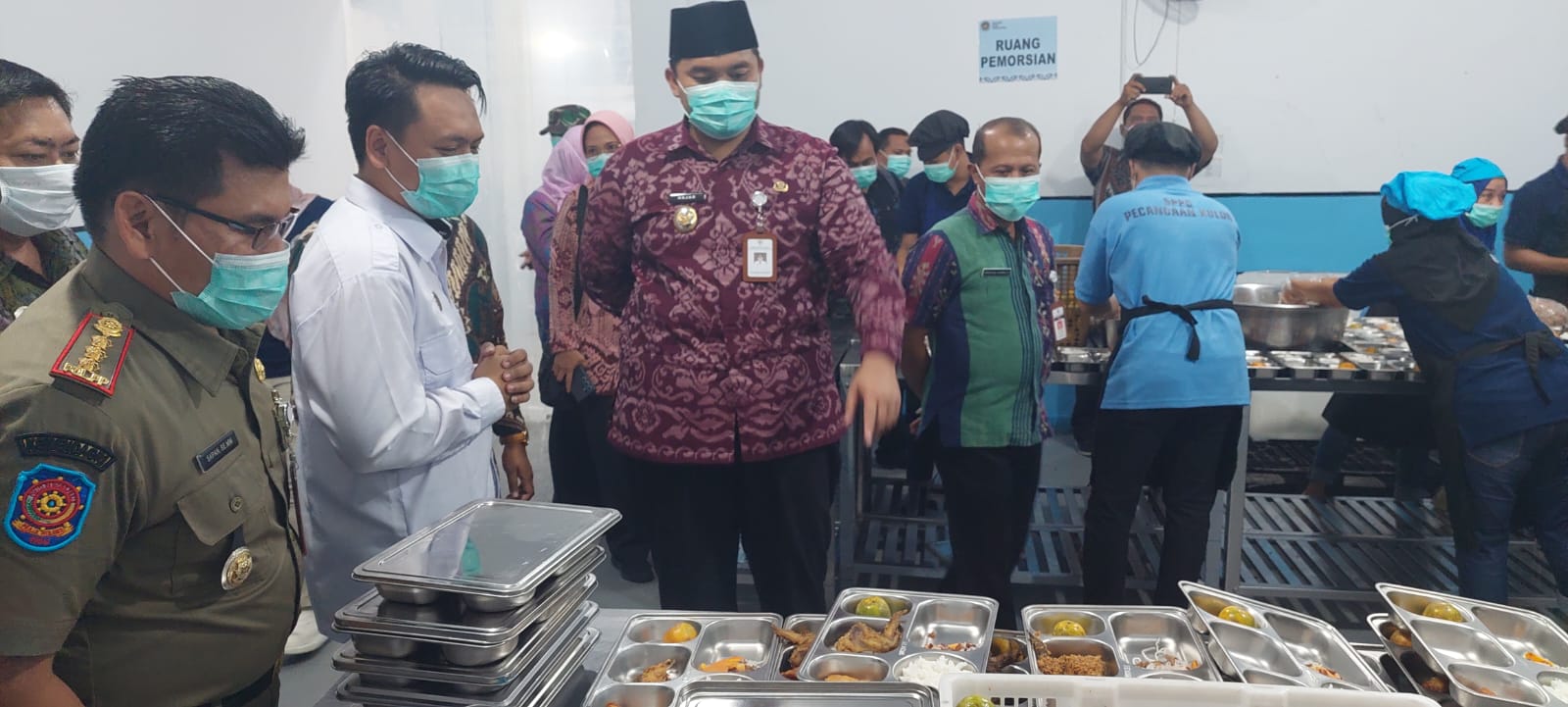 HIGIENIS: Wabup Jepara M Ibnu Hajar meninjau SPPG di Pecangaan Selasa (23/9).