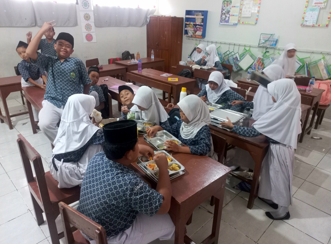 ANTUSIAS: Para siswa di SD Al Islam Pengkol sumringah mendapatkan MBG belum lama ini.