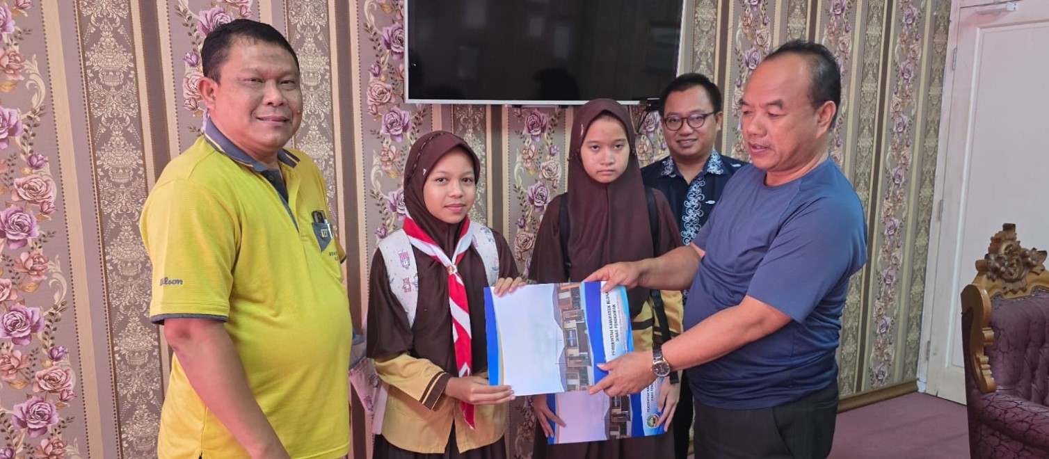 MEMBERIKAN: Kepala Dinas Pendidikan Sunaryo (kaos biru) memberikan penghargaan pada Fike dan Jena untuk mewakili Blora di tingkat Nasional