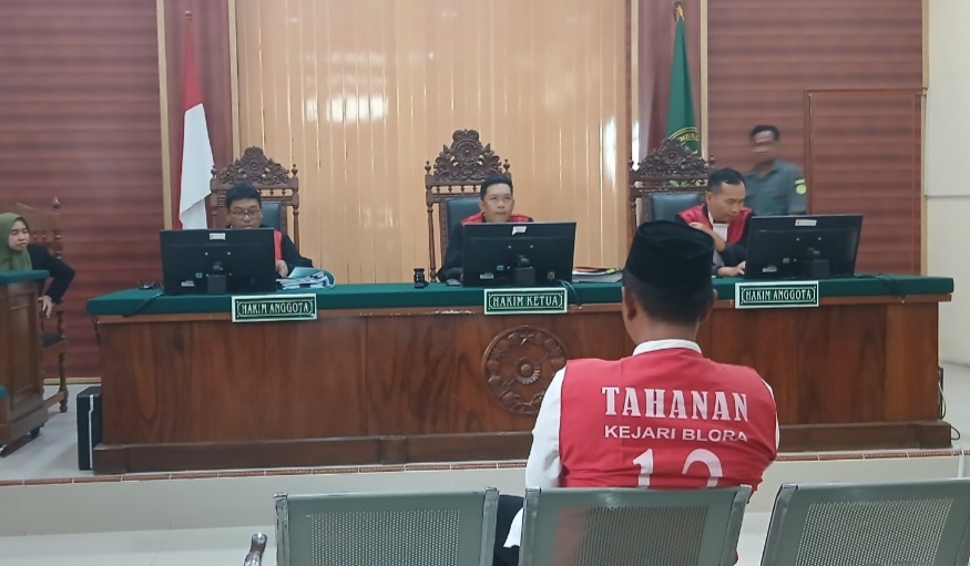 TEGANG: Khundori (pakai rompi tahanan) saat mendengarkan putusan majelis di Pengadilan Negeri Blora, Selasa (23/09).