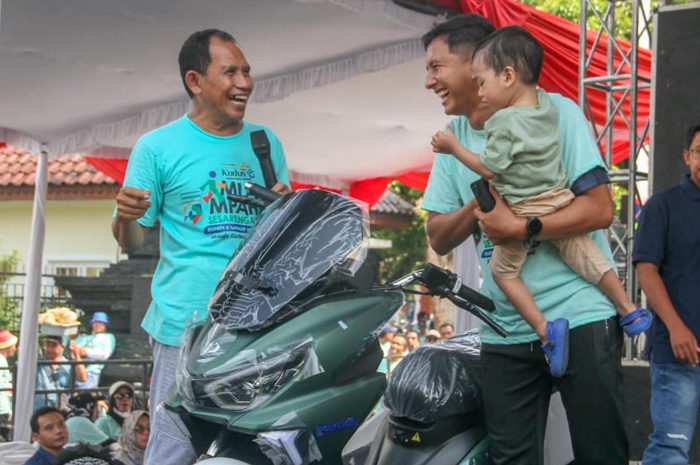 BERUNTUNG: Welly Elmando menerima hadiah utama Mlampah Sesarengan Bupati-Wabup Kudus Menuju Kudus Sehat berupa sepeda motor Listrik Polytron.