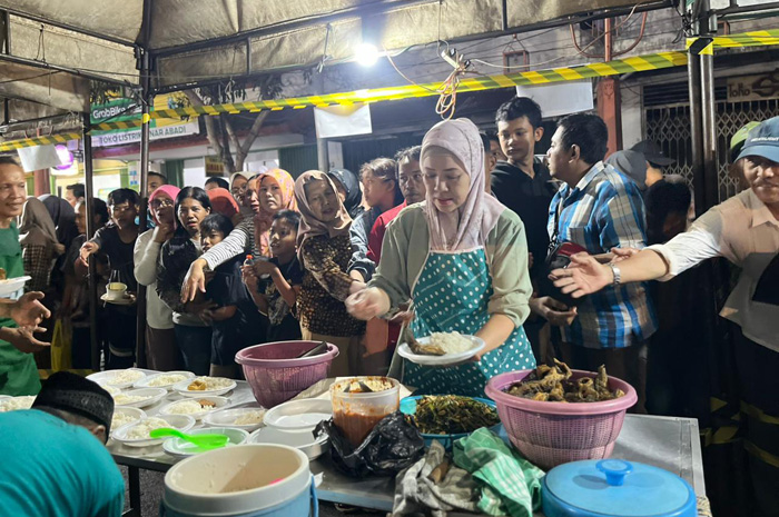 BEJUBEL: Pedagang yang berada di Jalan Sunan Kudus menyiapkan makan gratis kepada warga yang memadati lokasi kemarin petang.