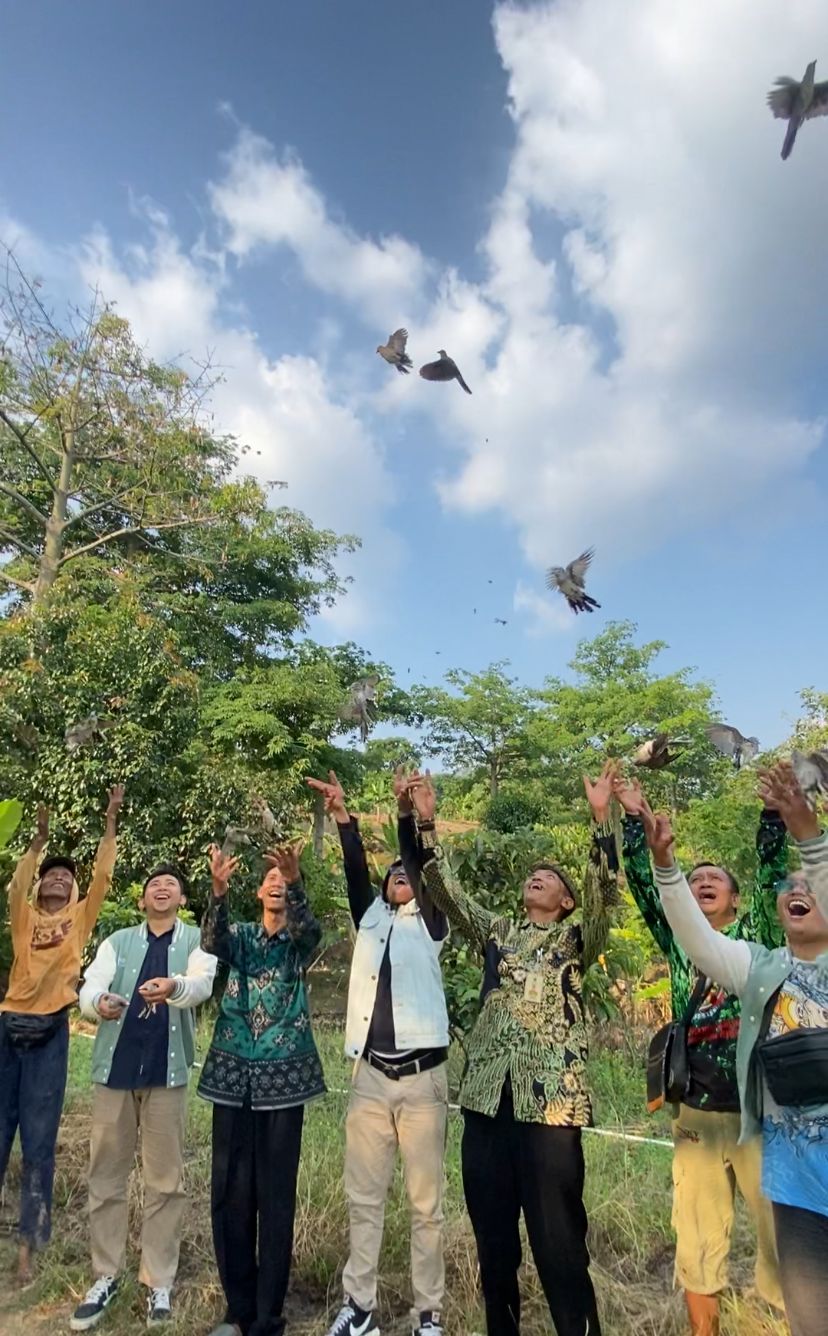 TERBANG BEBAS: Pemdes Terban bersama Lesbumi melepaskan puluhan burung secara simbolis dalam rangka HUT Kudus sekaligus menjaga alam, Selasa (23/9). (LESBUMI UNTUK RADAR KUDUS)