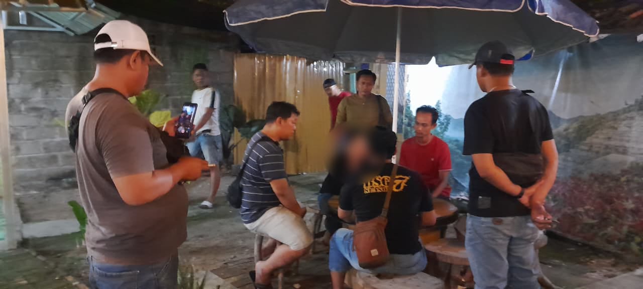 DITANGKAP: Resmob Polres Grobogan saat mengamankan pelaku pembuang bayi di Gabus, Grobogan.