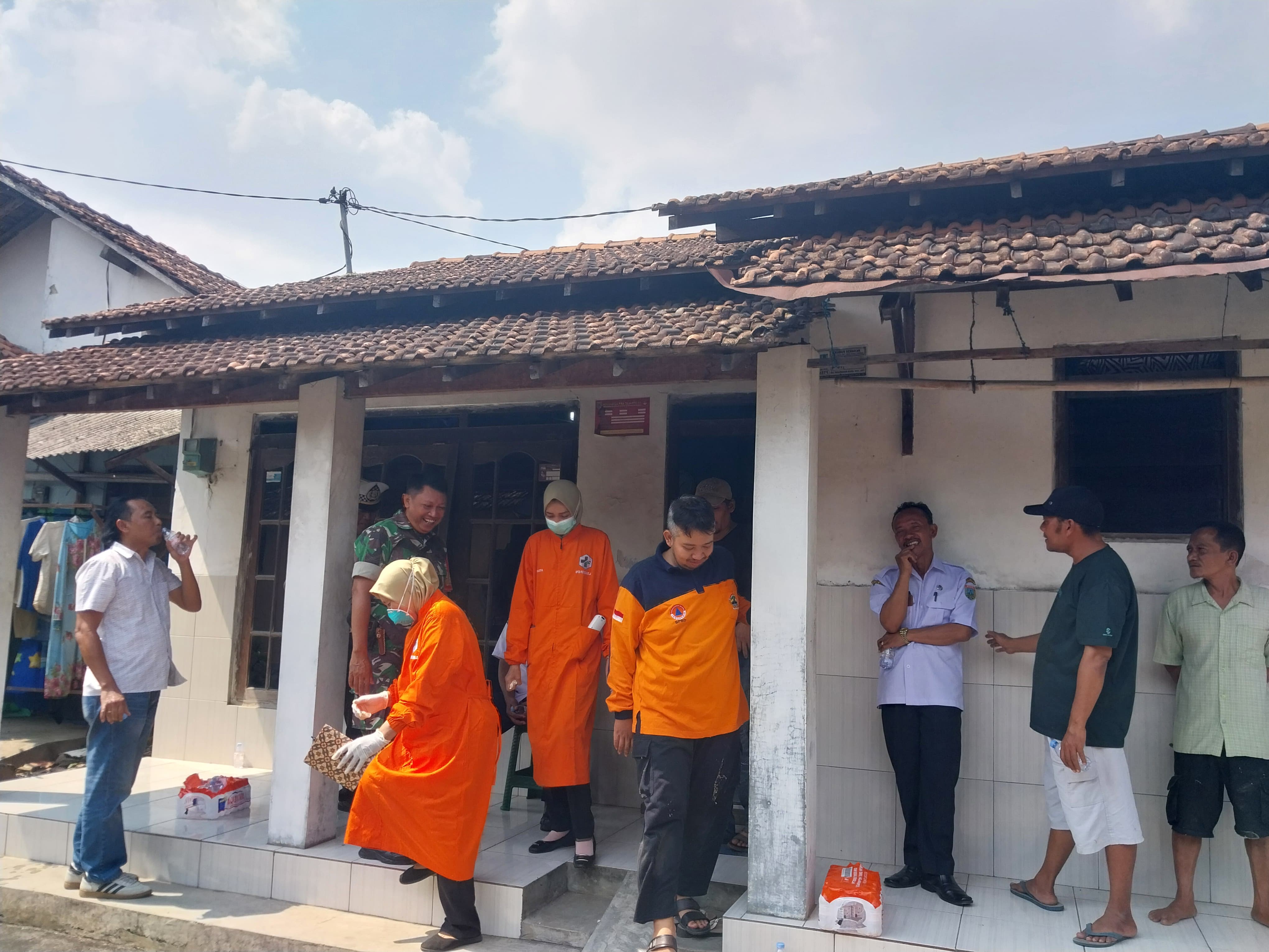 TKP: Rumah korban yang sedang diselidiki oleh tim BPBD, Rabu (24/9). (BPBD KUDUS UNTUK RADAR KUDUS)