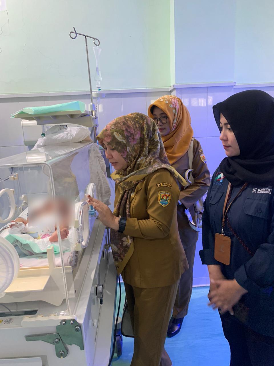 MENJENGUK: Kepala Dinsos Grobogan Indri Agus Velawati saat menjenguk bayi yang dibuang di jembatan Gabus yang kini dirawat intensif di RSUD Dr R Soedjati Purwodadi.
