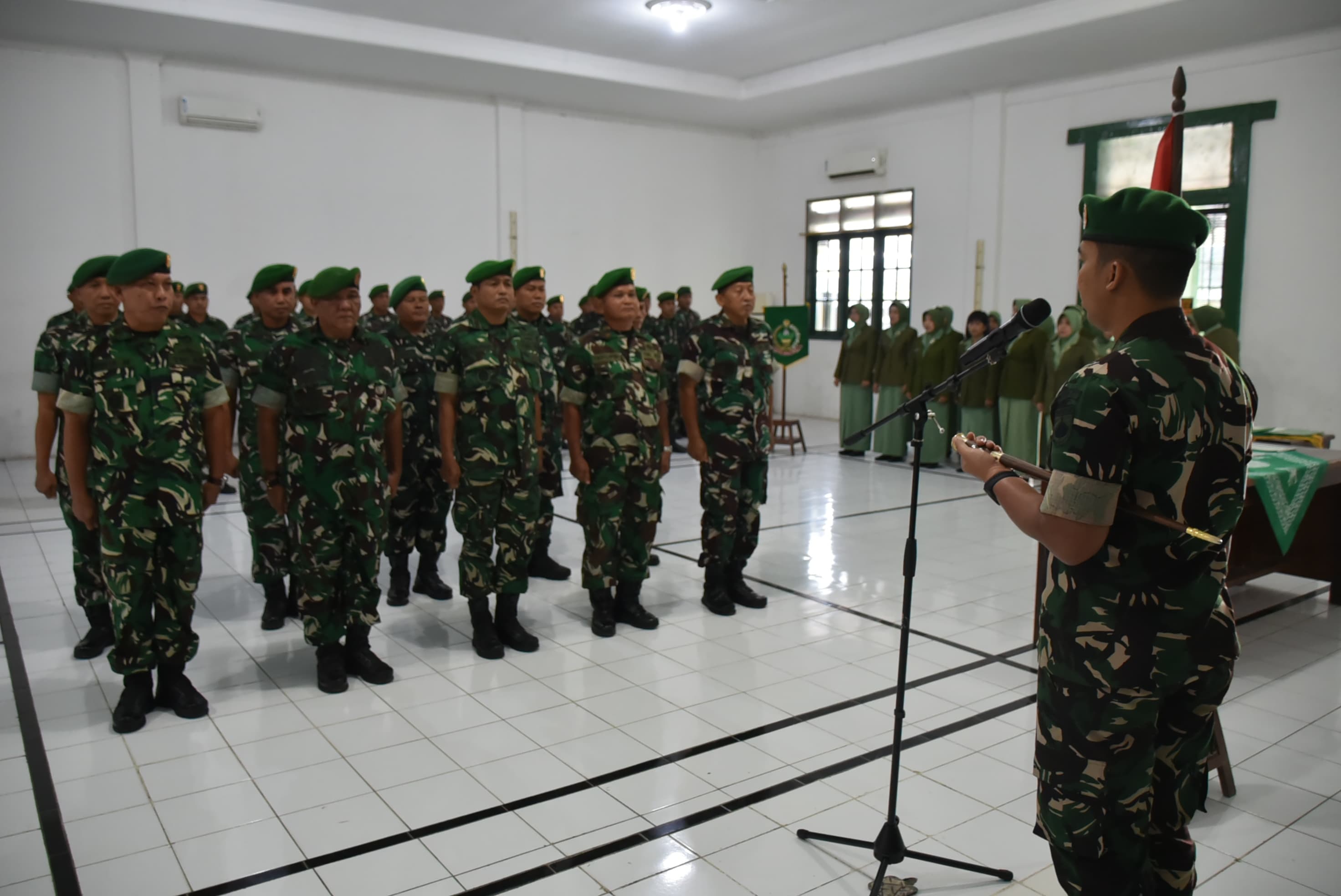 SERTIJAB: Dandim 0717/Grobogan saat melakukan sertijab ke sejumlah perwira.