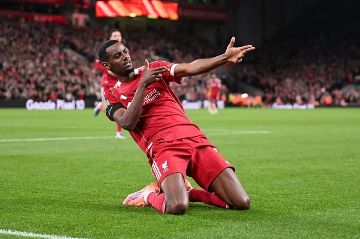 Selebrasi Alexander Isak setelah cetak gol pertamanya untuk The Reds. 