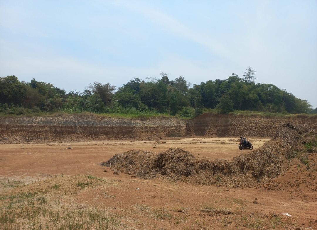 GERSANG: Kondisi galian c tanah urug di Desa Geneng Kecamatan Batealit yang meresahkan warga sekitar.