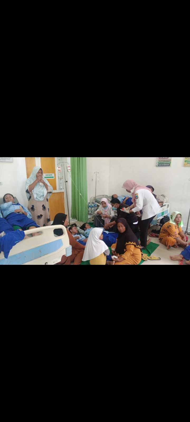 Para murid SMPN 1 Kragan menjalani perawatan di puskesmas setelah mengalami gejala keracunan, Rabu (24/9).