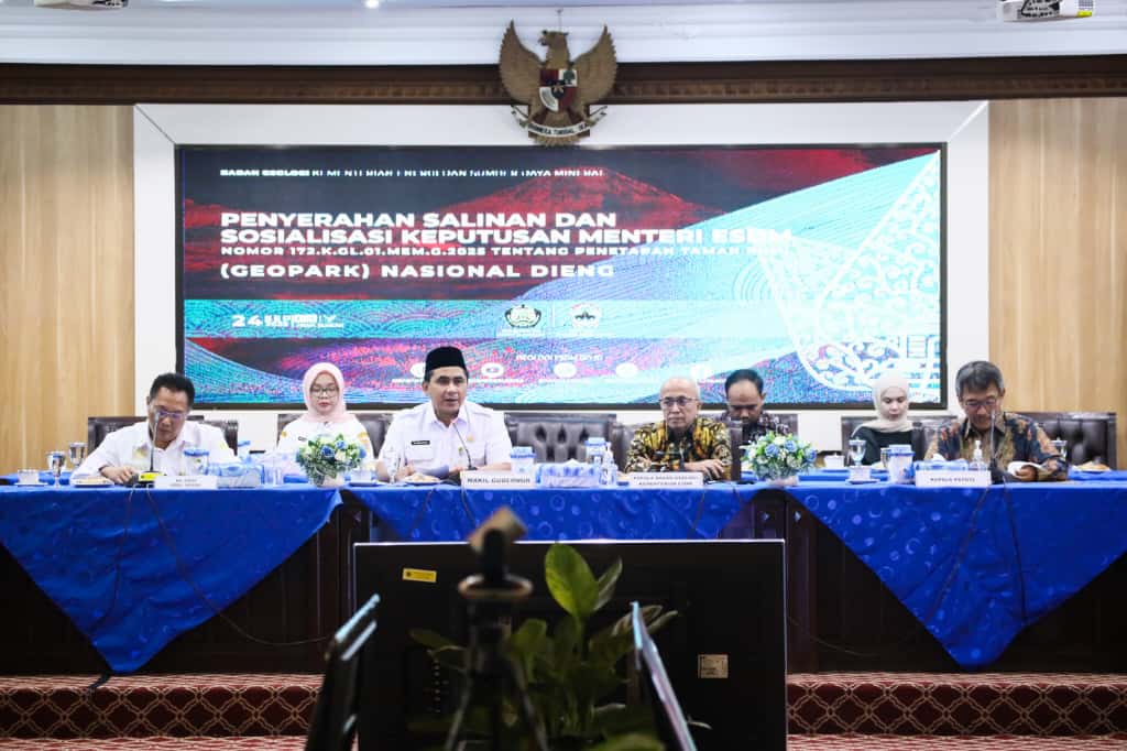 Taj Yasin mewakili gubernur Jateng Ahmad Luthfi, saat menerima penyerahan Sertifikat Salinan dan Sosialisasi Keputusan Menteri ESDM tentang Penetapan Taman Bumi (Geopark) Nasional Dieng