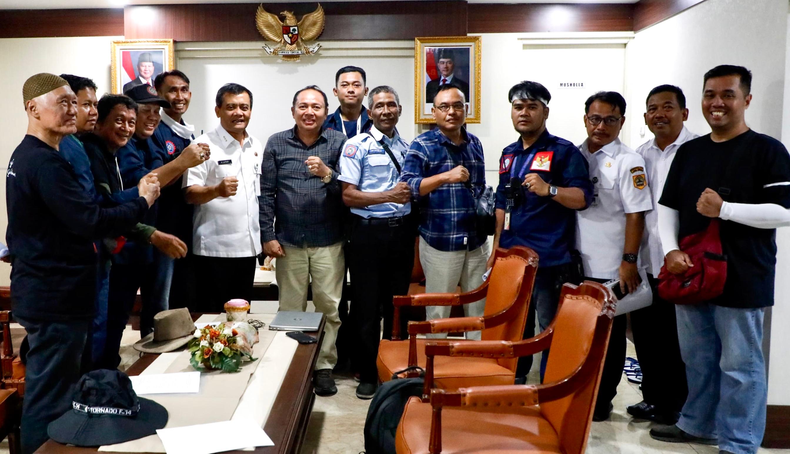 Gubernur Ahmad Luthfi bersama perwakilan para eks buruh PT Sritex
