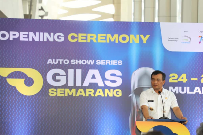 Gubernur Jawa Tengah, Ahmad Luthfi saat membuka Gaikindo Indonesia International Auto Show (GIIAS) the Series Semarang di Muladi Dome, Universitas Diponegoro, Semarang, Rabu (24/9/2025)