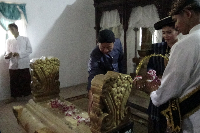 KENANG PENDAHULU: Bupati Kudus Sam&rsquo;ani Intakoris bersama Wakil Bupati Kudus Bellinda Birton menabur bunga di makam Bupati Kudus ketiga Kanjeng Kiai Adipati Aryocondro Negoro III.