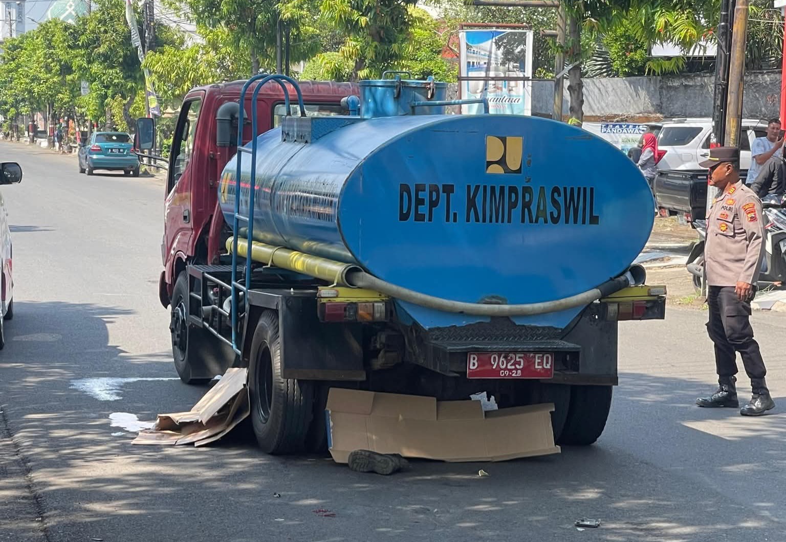 CEK LOKASI: Pihak kepolisian tengah melakukan evakuasi dan olah tempat kejadian perkara di depan Stadion Kamal Junaidi Kamis (25/9).