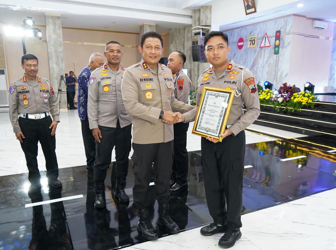 PENGHARGAAN: Satlantas Polres Grobogan saat menerima penghargaan pembina terbaik dari Mapolda Jateng.