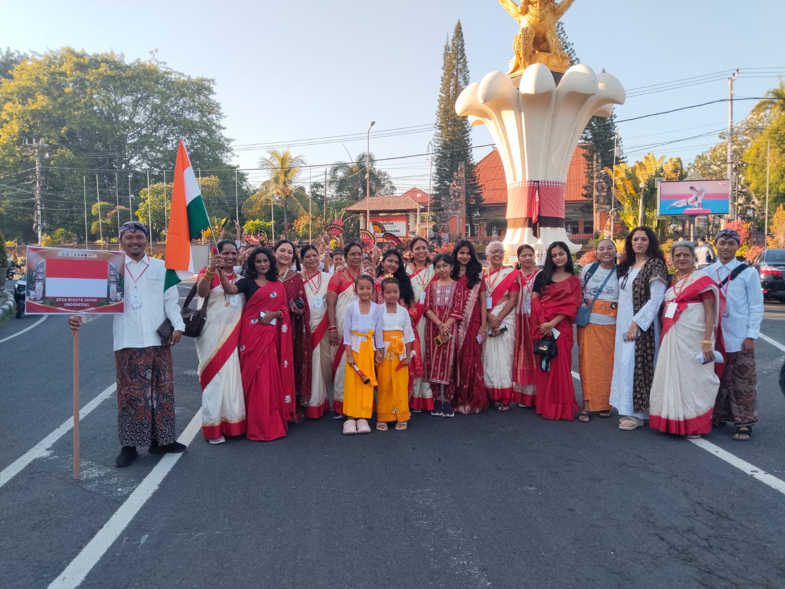 PARADE: Mutohhar, pengelola Desa Wisata Japan foto bersama delegasi dari India di Grand Cultural Parade di Kota Singaraja, belum lama ini. (DESA WISATA JAPAN UNTUK RADAR KUDUS)