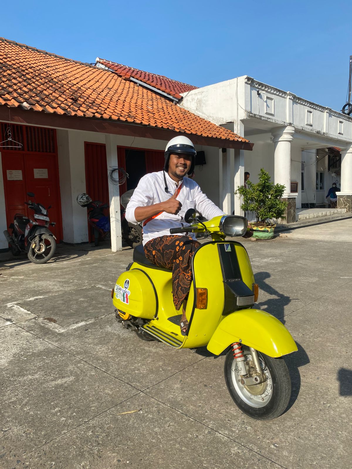 HADIAH UTAMA: Doorprize utama satu unit Vespa PX 150 warna kuning saat dicoba oleh peserta, Kamis (25/9). (DOK PANITIA)
