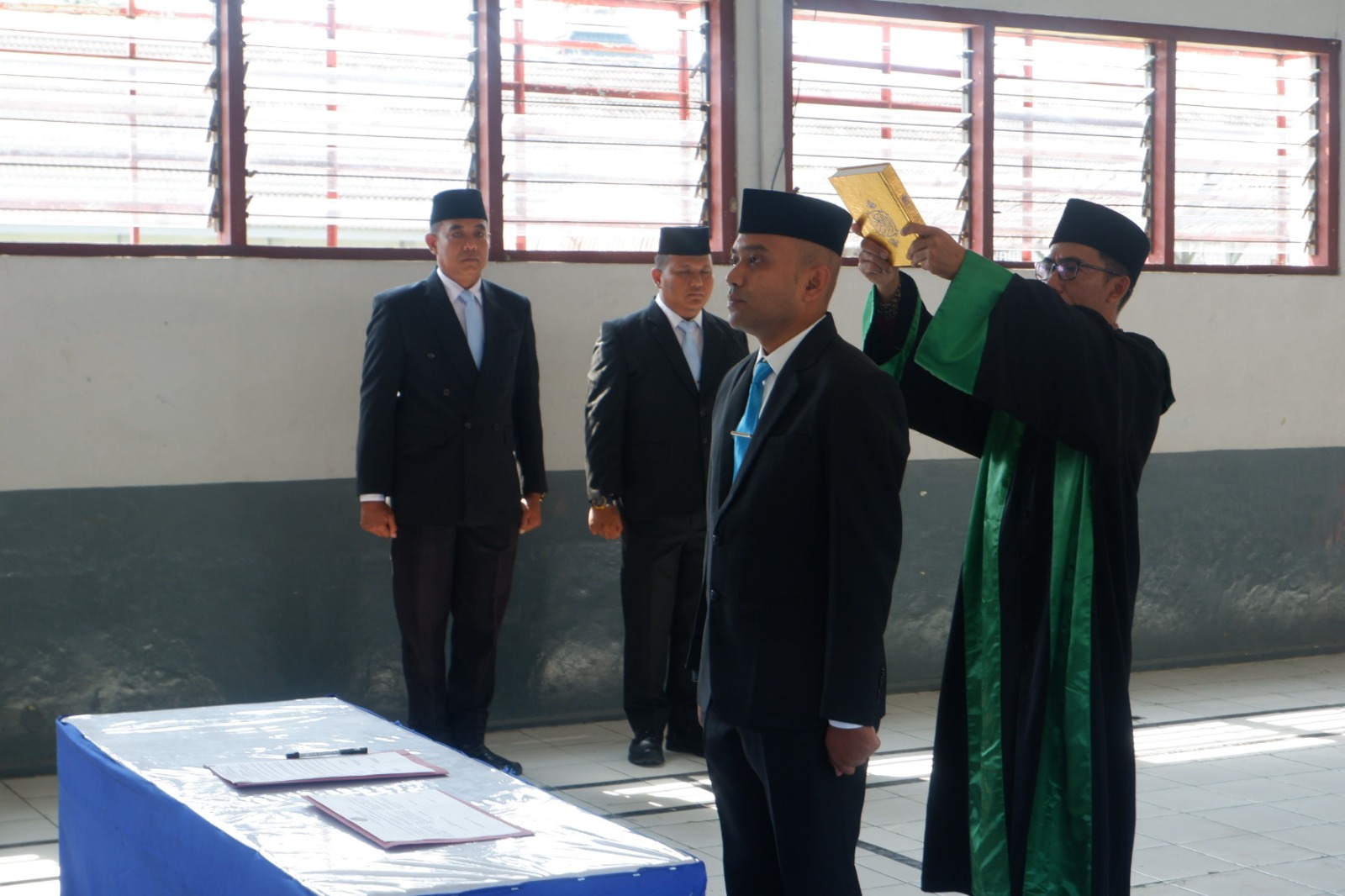 DILANTIK &ndash; Herdi diambil sumpah jabatan Kepala Kesatuan Pengamanan Lapas Purwodadi oleh Kalapas Purwodadi Erik Murianto di aula Ajisaka, Kamis (25/9).