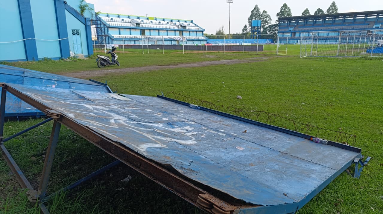DITANGANI: Kondisi pintu utara Stadion Wergu Wetan yang rubuh.