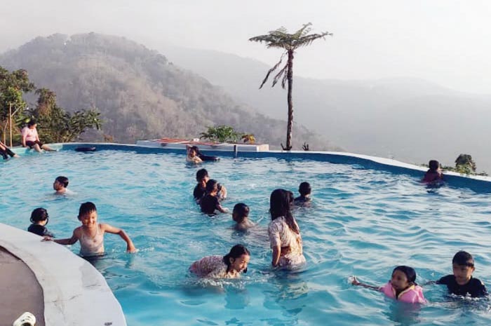 DESTINASI BARU: Para pengunjung menikmati liburan dengan berkemah di kawasan wisata Bukit Panggang.