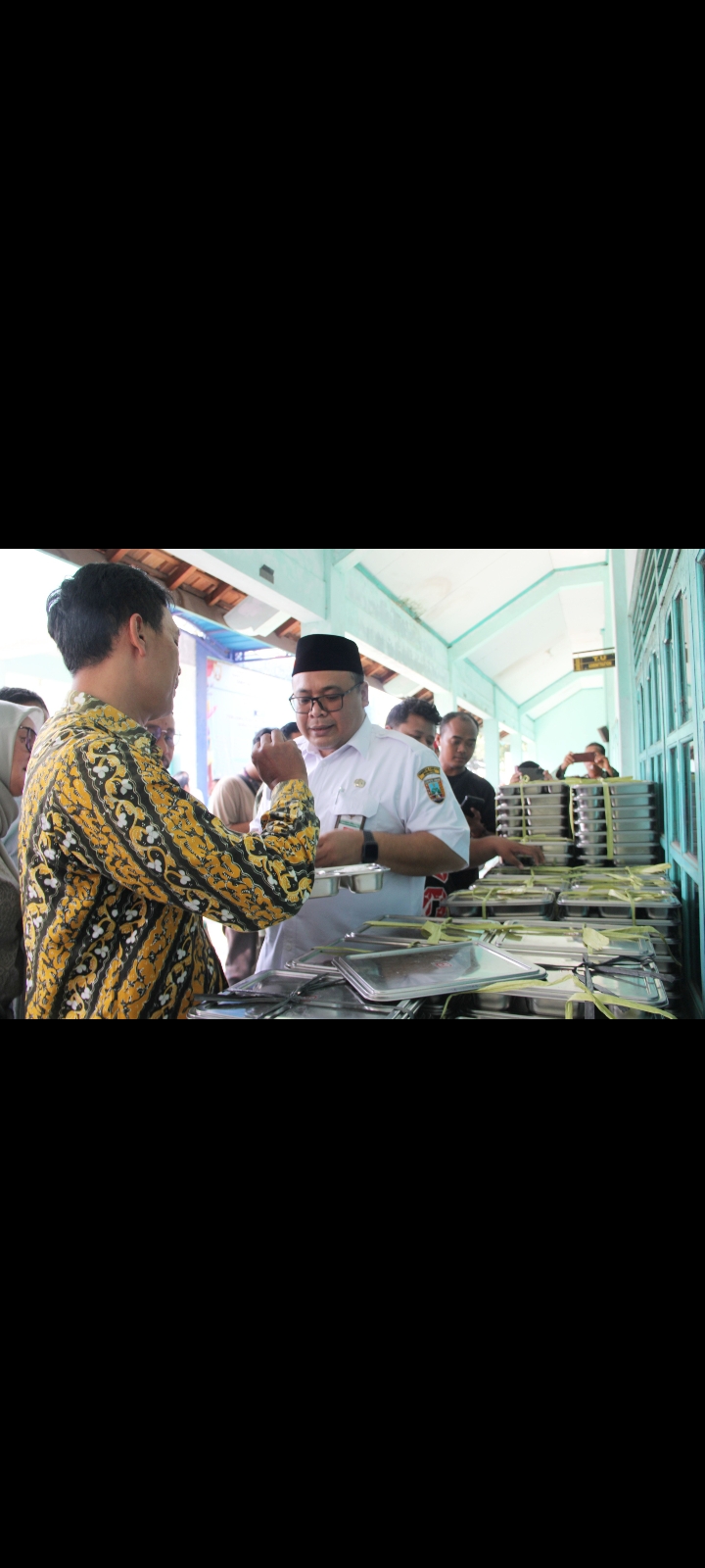Wakil Bupati Rembang Muhammad Hanies Cholil Barro bersama Komisi IV DPRD Rembang meninjau SMPN 1 Kragan, Rabu (24/9).
