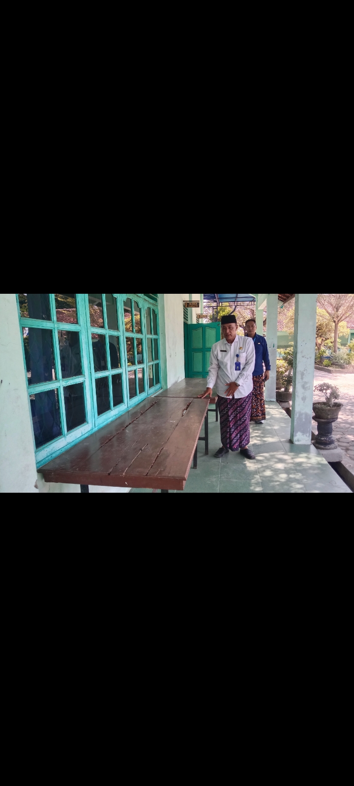 KOSONG: Kepala SMPN 1 Kragan, Dahlan menjnjukkan meja yang biasa dipakai tempat menarus menu MBG.