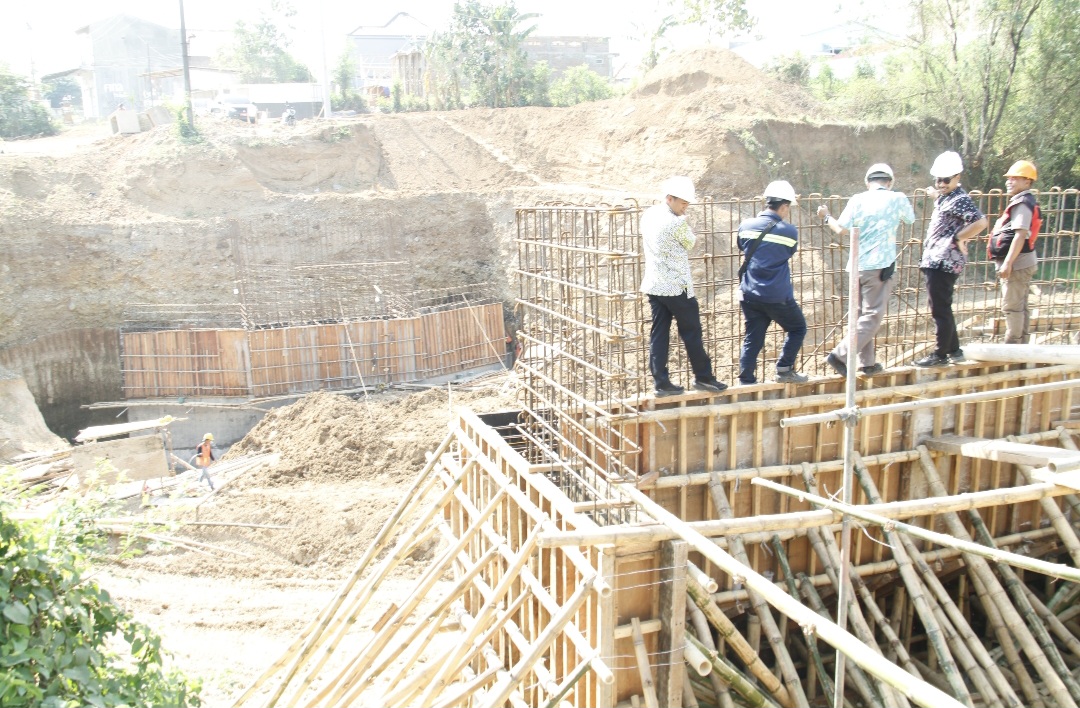 CEK: Inspektorat didampingi oleh DPUPR tengah melakukan peninjauan pembangunan jembatan Kamis (25/9).