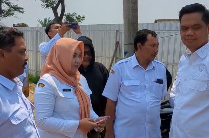 CEK: Bupati Jepara Witiarso Utomo meninjau lokasi gardu induk di Desa Tunggul Pandean.