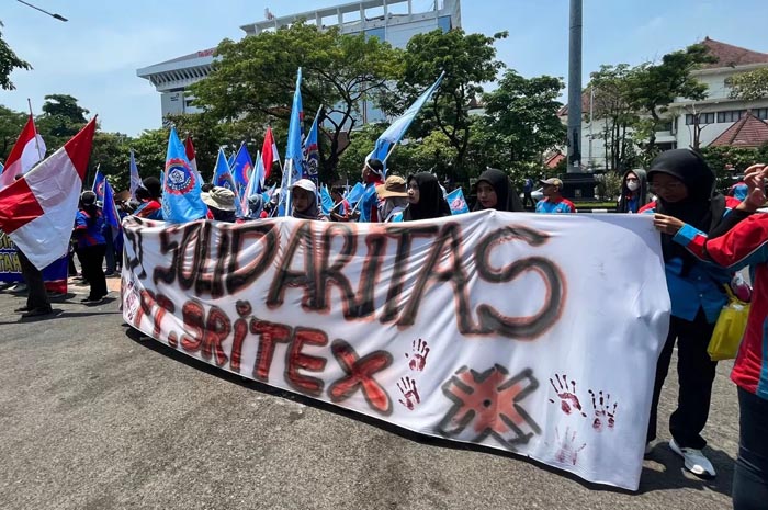 Eks karyawan PT Sritex menggelar aksi demonstrasi di Jalan Pahlawan, Rabu (24/9).