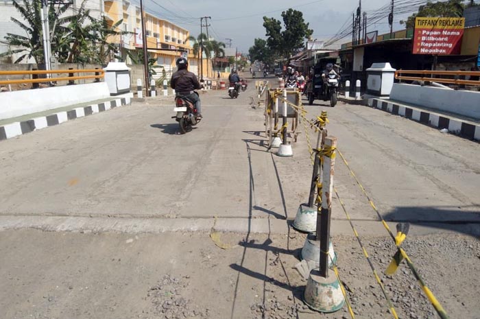 HAMPIR RAMPUNG: Penggunan jalan dengan kendaraan roda dua dan tiga, mulai dapat melewati jembatan Kali Sengonbugel, sementara progres pembangunan akan segera diaspal.