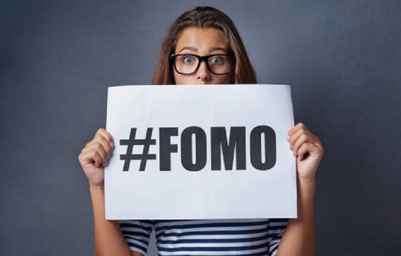 Ilustrasi FOMO (Fear of Missing Out)
