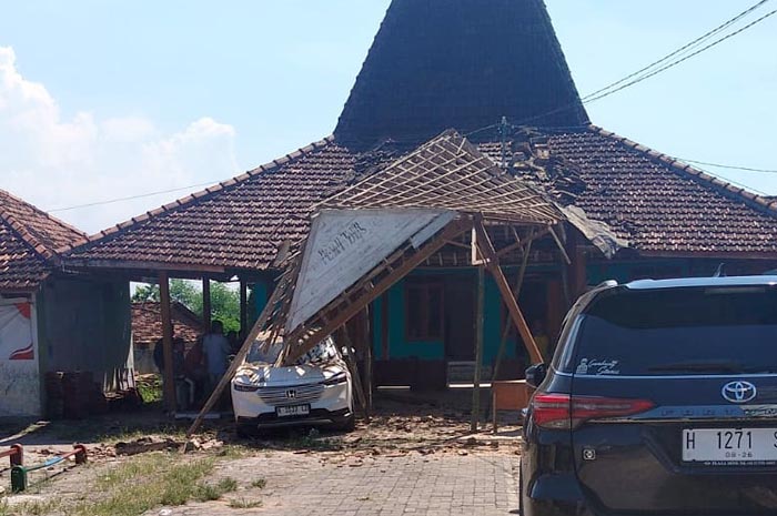AMBYAR: Mobil warna putih yang dikemudikan Kades Sekarsari menghantam teras balai desa kemarin.