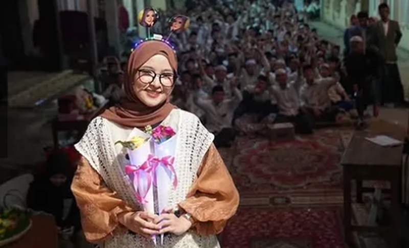 Terlihat perut Nissa Sabyan membesar membuat netizen menduga sedang Nissa sedang hamil