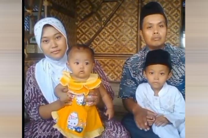 PEJUANG AGAMA: Maryono bersama istrinya Asih Widayari bersama anak-anaknya yang mendirikan Madrasah Nurul Jadid.