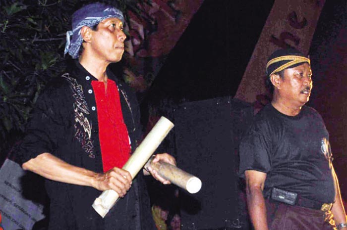 KHAS LASEM: Para seniman memainkan kesenian Laesan beberapa waktu lalu.