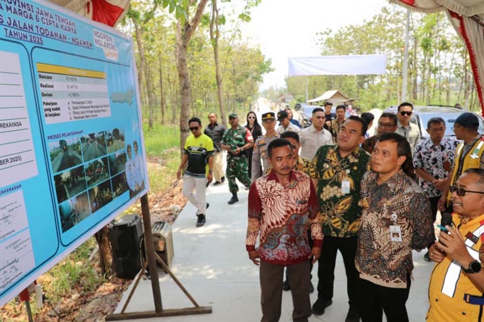 Gubernur Jateng&nbsp;Ahmad Luthfi meninjau langsung perbaikan (preservasi) ruas Jalan Todanan&ndash;Ngawen, Kabupaten Blora, Jumat (26/9).