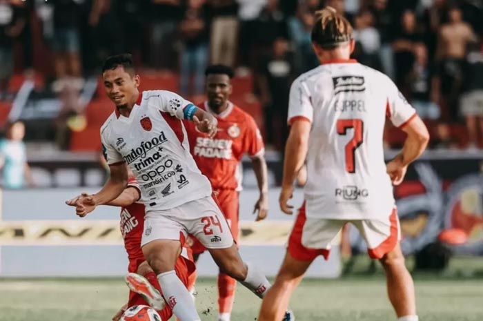 Aksi pemain bali united tadi sore, hasil akhir bali united menang 3-1 atas Semen Padang 
