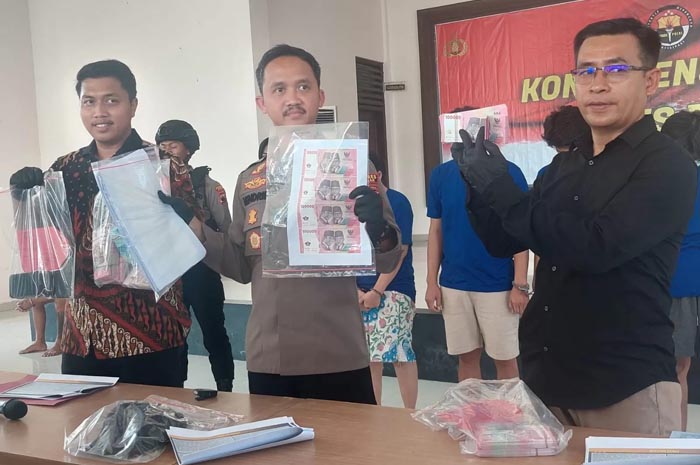 Wakapolres Kompol Hendri menunjukkan barang bukti uang palsu di Mapolres Demak.